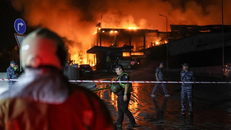 Petugas kepolisian dan petugas keamanan berada di lokasi gudang supermarket yang terkena serangan rudal Rusia di tengah serangan Rusia terhadap Ukraina, di Kyiv, Ukraina, 5 Agustus 2026.