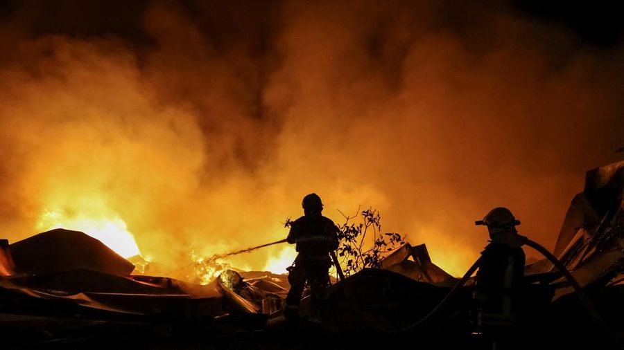 Petugas pemadam kebakaran bekerja di lokasi serangan rudal Rusia, di tengah serangan Rusia terhadap Ukraina, di wilayah Kyiv, Ukraina, 5 Agustus 2026.