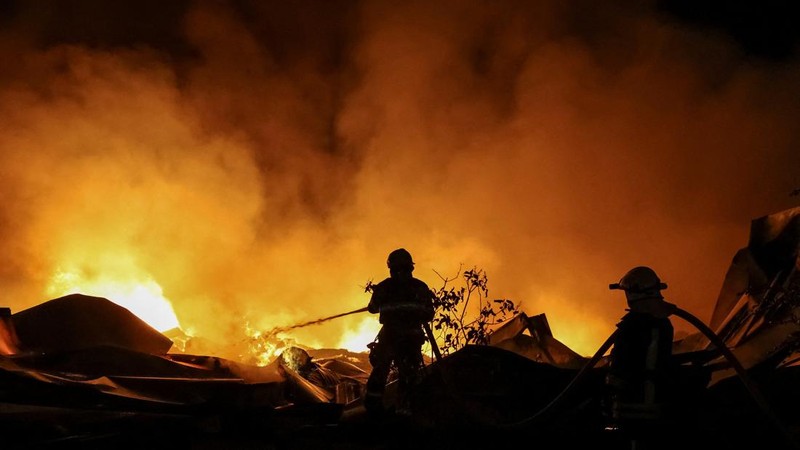 Petugas pemadam kebakaran bekerja di lokasi serangan rudal Rusia, di tengah serangan Rusia terhadap Ukraina, di wilayah Kyiv, Ukraina, 5 Agustus 2026.