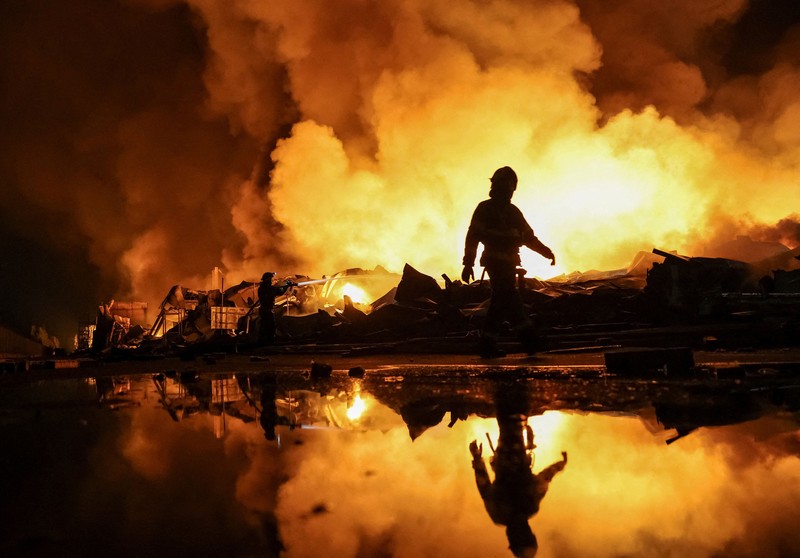 Asap membubung di atas wilayah Kyiv saat serangan rudal Rusia menghantam ibu kota Ukraina dalam gelombang serangan terbaru, Rabu (5/8/2026). (REUTERS/Vladyslav Sodel)