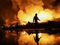 Petugas pemadam kebakaran bekerja di lokasi serangan rudal Rusia, di tengah serangan Rusia terhadap Ukraina, di wilayah Kyiv, Ukraina, 5 Agustus 2026. (REUTERS/Anatolii Stepanov)
