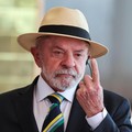 Presiden Brasil Luiz Inacio Lula da Silva memberikan isyarat saat menghadiri pernyataan pers bersama dengan Presiden Korea Selatan Lee Jae Myung (tidak terlihat dalam foto) di Istana Alvorada di Brasilia, Brasil, pada 27 Juli 2026. (REUTERS/Adriano M