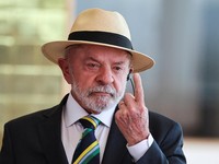 Presiden Brasil Luiz Inacio Lula da Silva memberikan isyarat saat menghadiri pernyataan pers bersama dengan Presiden Korea Selatan Lee Jae Myung (tidak terlihat dalam foto) di Istana Alvorada di Brasilia, Brasil, pada 27 Juli 2026. (REUTERS/Adriano M