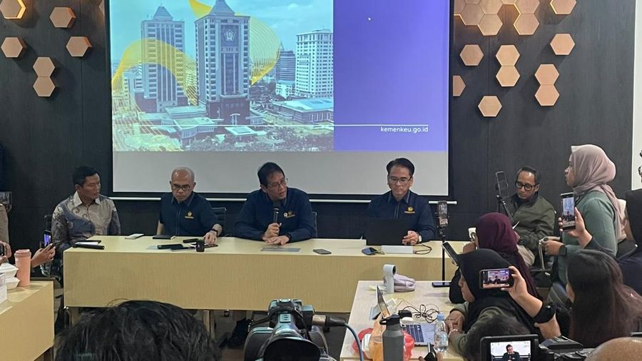 Purbaya Yudhi Sadewa, Menteri Keuangan, ⁠Nufransa Wira Sakti, Plt. Direktur Jenderal Perimbangan Keuangan dan Ubaidillah Amin, Staf Khusus Menteri Keuangan Bidang UMKM Keuangan dalam acara Media Briefing dengan Menteri Keuangan Purbaya Yudhi Sadewa
