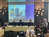 Purbaya Yudhi Sadewa, Menteri Keuangan, ⁠Nufransa Wira Sakti, Plt. Direktur Jenderal Perimbangan Keuangan dan Ubaidillah Amin, Staf Khusus Menteri Keuangan Bidang UMKM Keuangan dalam acara Media Briefing dengan Menteri Keuangan Purbaya Yudhi Sadewa