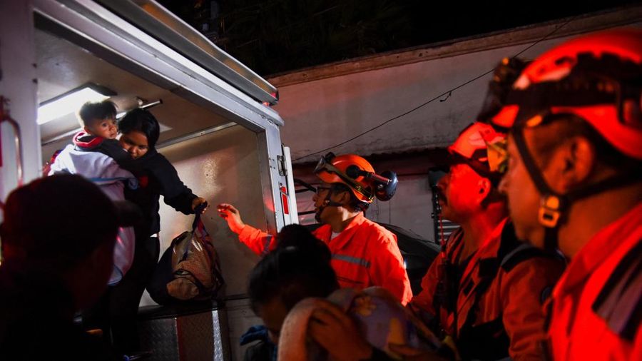 Ratusan warga yang tinggal di lereng Gunung Fuego di Guatemala mengungsi sepanjang Selasa, setelah gunung berapi itu terus memuntahkan lava dan abu vulkanik ke udara sejak satu hari sebelumnya. Ratusan warga yang tinggal di lereng Gunung Fuego di Guatemala mengungsi sepanjang Selasa, setelah gunung berapi itu terus memuntahkan lava dan abu vulkanik ke udara sejak satu hari sebelumnya. (REUTERS/Cristina Chiquin)