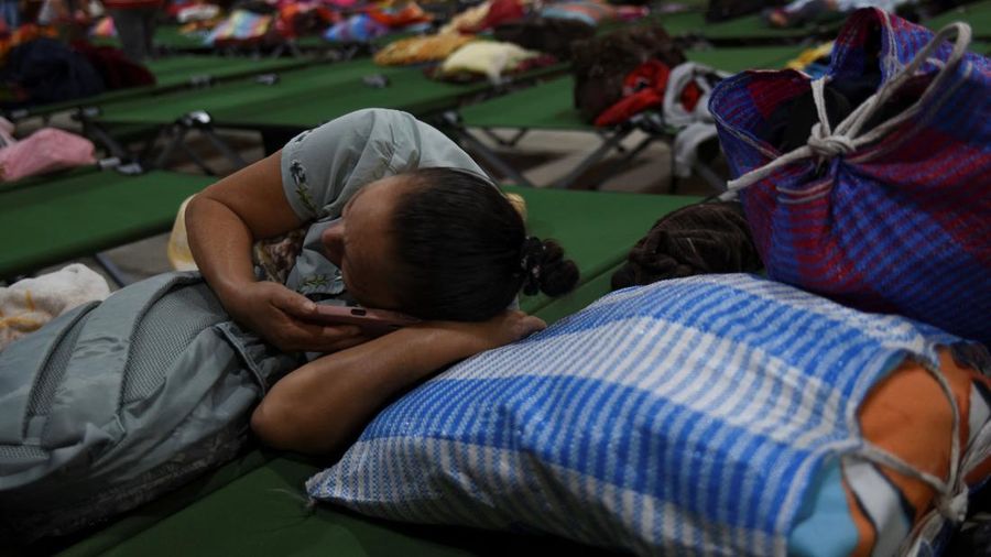 Ratusan warga yang tinggal di lereng Gunung Fuego di Guatemala mengungsi sepanjang Selasa, setelah gunung berapi itu terus memuntahkan lava dan abu vulkanik ke udara sejak satu hari sebelumnya. Ratusan warga yang tinggal di lereng Gunung Fuego di Guatemala mengungsi sepanjang Selasa, setelah gunung berapi itu terus memuntahkan lava dan abu vulkanik ke udara sejak satu hari sebelumnya. (REUTERS/Cristina Chiquin)
