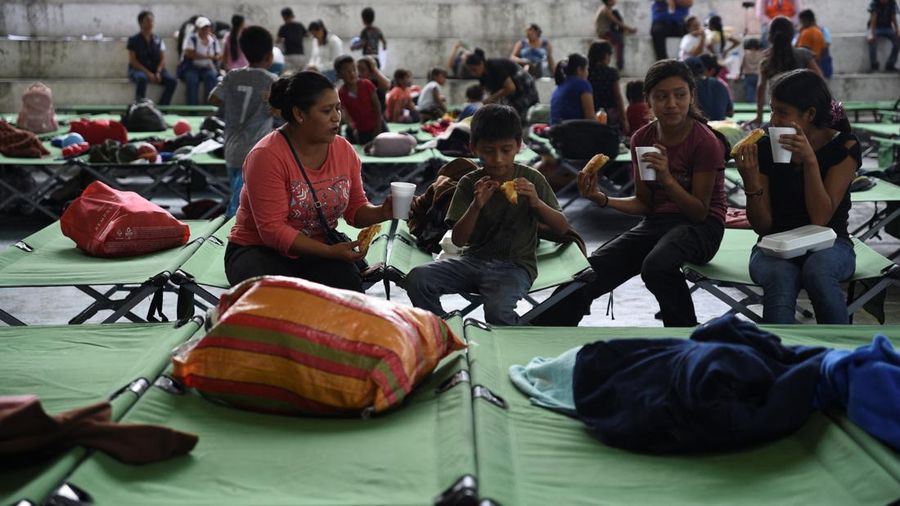 Ratusan warga yang tinggal di lereng Gunung Fuego di Guatemala mengungsi sepanjang Selasa, setelah gunung berapi itu terus memuntahkan lava dan abu vulkanik ke udara sejak satu hari sebelumnya. Ratusan warga yang tinggal di lereng Gunung Fuego di Guatemala mengungsi sepanjang Selasa, setelah gunung berapi itu terus memuntahkan lava dan abu vulkanik ke udara sejak satu hari sebelumnya. (REUTERS/Cristina Chiquin)