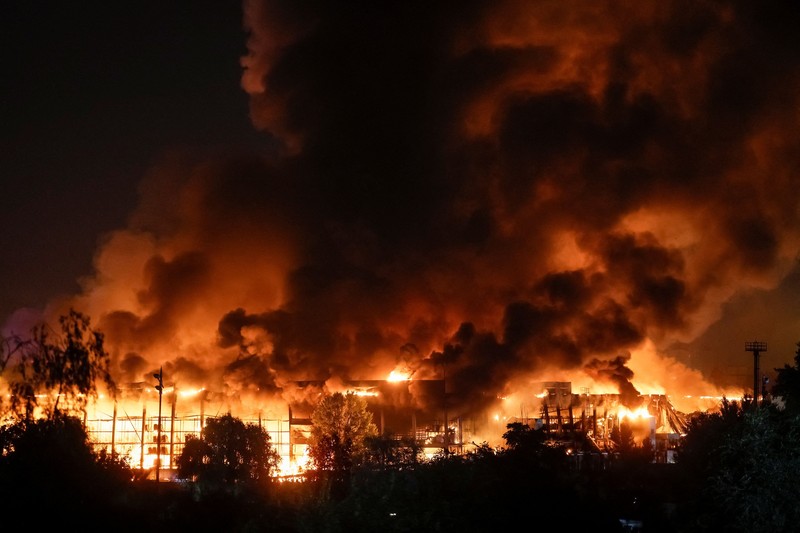 Asap membubung di atas wilayah Kyiv saat serangan rudal Rusia menghantam ibu kota Ukraina dalam gelombang serangan terbaru, Rabu (5/8/2026). (REUTERS/Vladyslav Sodel)