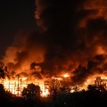 Sebuah bangunan gudang supermarket terbakar setelah serangan rudal Rusia di tengah serangan Rusia terhadap Ukraina, di Kyiv, Ukraina, 5 Agustus 2026. (REUTERS/Gleb Garanich)