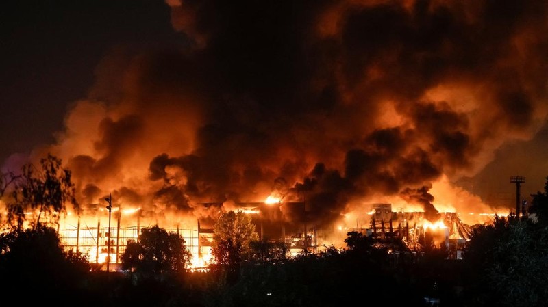 Sebuah bangunan gudang supermarket terbakar setelah serangan rudal Rusia di tengah serangan Rusia terhadap Ukraina, di Kyiv, Ukraina, 5 Agustus 2026.