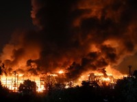 Sebuah bangunan gudang supermarket terbakar setelah serangan rudal Rusia di tengah serangan Rusia terhadap Ukraina, di Kyiv, Ukraina, 5 Agustus 2026. (REUTERS/Gleb Garanich)