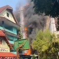 Sebuah gedung Ruko Central Cikini di Jalan Cikini Raya, Cikini, Menteng, Jakarta Pusat, hangus terbakar pada Rabu (5/8/2026). (Dok. Command Center Damkar DKI)