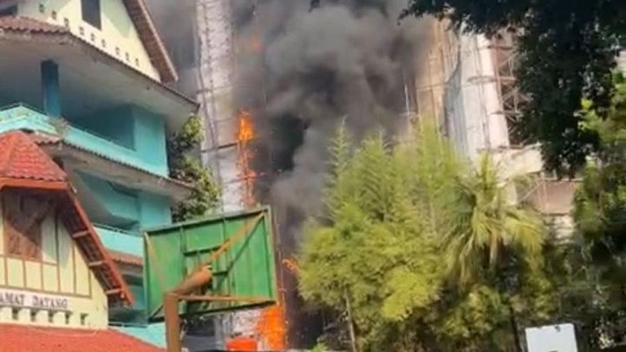 Sebuah gedung Ruko Central Cikini di Jalan Cikini Raya, Cikini, Menteng, Jakarta Pusat, hangus terbakar pada Rabu (5/8/2026). (Dok. Command Center Damkar DKI)