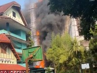 Sebuah gedung Ruko Central Cikini di Jalan Cikini Raya, Cikini, Menteng, Jakarta Pusat, hangus terbakar pada Rabu (5/8/2026). (Dok. Command Center Damkar DKI)