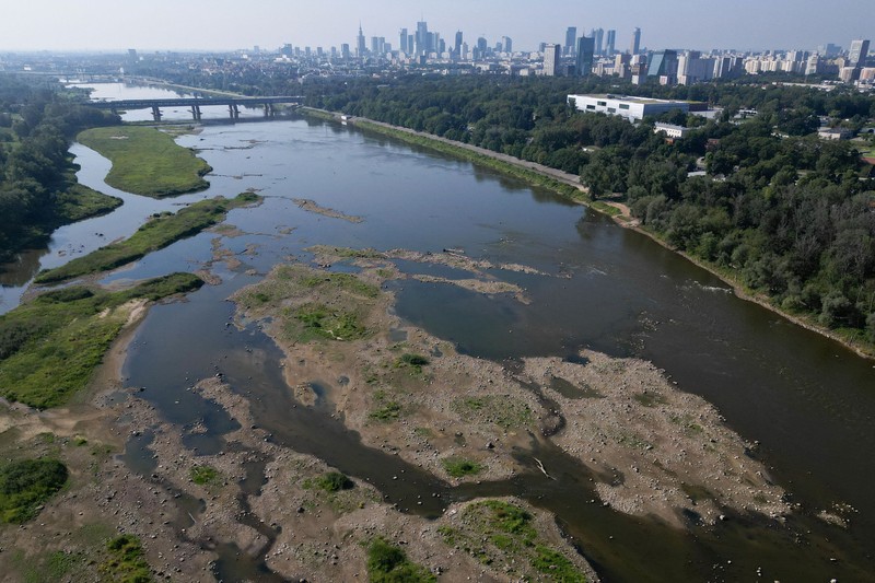 Tampilan dari drone memperlihatkan gosong pasir yang muncul di permukaan Sungai Vistula dekat Jozefow&mdash;di pinggiran Warsawa, Polandia, pada 4 Agustus 2026&mdash;akibat gelombang panas yang menyebabkan penurunan permukaan air sungai di berbagai wilayah negara tersebut. (REUTERS/Kacper Pempel)