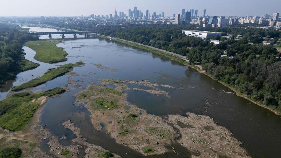 Sebuah pemandangan dari drone memperlihatkan cakrawala Warsawa di balik hamparan pasir yang muncul ke permukaan di Sungai Vistula, saat gelombang panas menyebabkan penurunan permukaan air sungai di beberapa wilayah negara tersebut, di Warsawa, Polandia, 4 Agustus 2026.