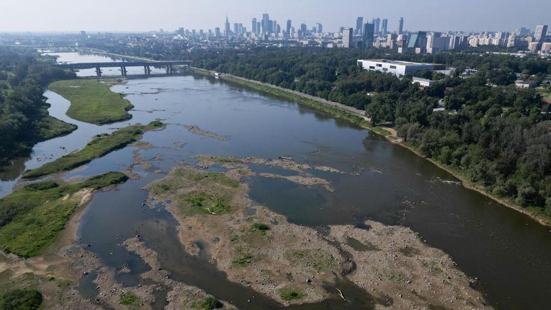 Sebuah pemandangan dari drone memperlihatkan cakrawala Warsawa di balik hamparan pasir yang muncul ke permukaan di Sungai Vistula, saat gelombang panas menyebabkan penurunan permukaan air sungai di beberapa wilayah negara tersebut, di Warsawa, Polandia, 4 Agustus 2026.