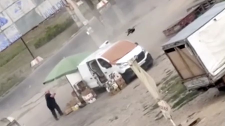 Seorang pedagang sayur di kota Kherson, Ukraina selatan, terluka setelah diduga dikejar pesawat nirawak (drone) Rusia sebelum perangkat tersebut meledak di samping mobil van yang dijadikannya lapak pasar, Selasa (4/8/2026). Seorang pedagang sayur di kota Kherson, Ukraina selatan, terluka setelah diduga dikejar pesawat nirawak (drone) Rusia sebelum perangkat tersebut meledak di samping mobil van yang dijadikannya lapak pasar, Selasa (4/8/2026).