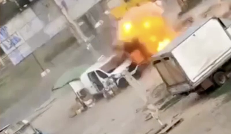 Seorang pedagang sayur di kota Kherson, Ukraina selatan, terluka setelah diduga dikejar pesawat nirawak (drone) Rusia sebelum perangkat tersebut meledak di samping mobil van yang dijadikannya lapak pasar, Selasa (4/8/2026). (Tangkapan Layar Video Reuters/)