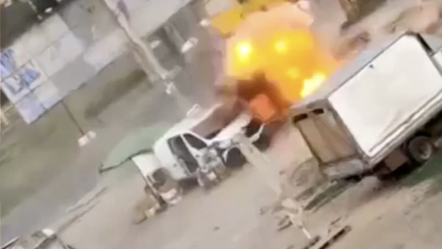 Seorang pedagang sayur di kota Kherson, Ukraina selatan, terluka setelah diduga dikejar pesawat nirawak (drone) Rusia sebelum perangkat tersebut meledak di samping mobil van yang dijadikannya lapak pasar, Selasa (4/8/2026). Seorang pedagang sayur di kota Kherson, Ukraina selatan, terluka setelah diduga dikejar pesawat nirawak (drone) Rusia sebelum perangkat tersebut meledak di samping mobil van yang dijadikannya lapak pasar, Selasa (4/8/2026).