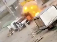 Seorang pedagang sayur di kota Kherson, Ukraina selatan, terluka setelah diduga dikejar pesawat nirawak (drone) Rusia sebelum perangkat tersebut meledak di samping mobil van yang dijadikannya lapak pasar, Selasa (4/8/2026). (Tangkapan Layar Video Reu