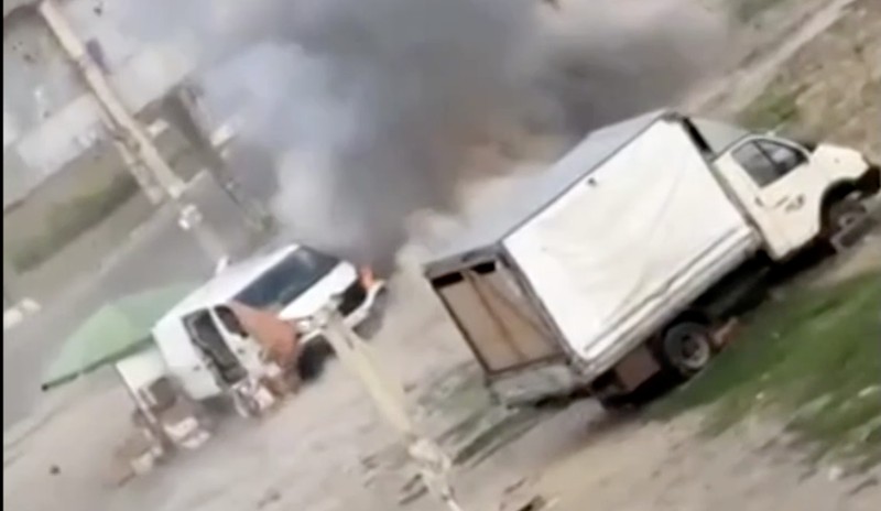 Seorang pedagang sayur di kota Kherson, Ukraina selatan, terluka setelah diduga dikejar pesawat nirawak (drone) Rusia sebelum perangkat tersebut meledak di samping mobil van yang dijadikannya lapak pasar, Selasa (4/8/2026). (Tangkapan Layar Video Reuters/)