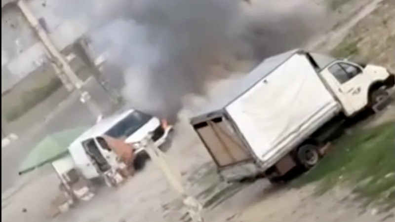 Seorang pedagang sayur di kota Kherson, Ukraina selatan, terluka setelah diduga dikejar pesawat nirawak (drone) Rusia sebelum perangkat tersebut meledak di samping mobil van yang dijadikannya lapak pasar, Selasa (4/8/2026).