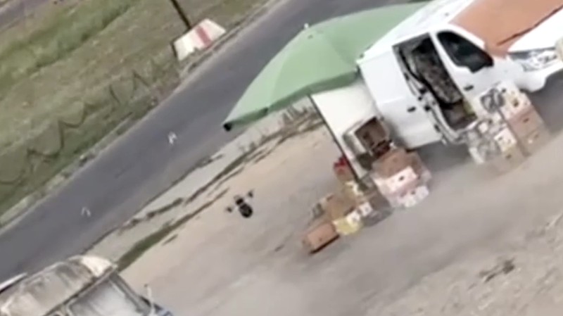 Seorang pedagang sayur di kota Kherson, Ukraina selatan, terluka setelah diduga dikejar pesawat nirawak (drone) Rusia sebelum perangkat tersebut meledak di samping mobil van yang dijadikannya lapak pasar, Selasa (4/8/2026). (Tangkapan Layar Video Reu