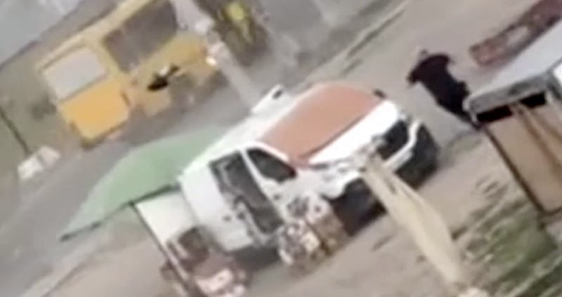Seorang pedagang sayur di kota Kherson, Ukraina selatan, terluka setelah diduga dikejar pesawat nirawak (drone) Rusia sebelum perangkat tersebut meledak di samping mobil van yang dijadikannya lapak pasar, Selasa (4/8/2026). (Tangkapan Layar Video Reuters/)