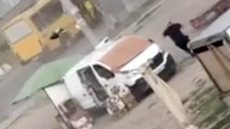 Seorang pedagang sayur di kota Kherson, Ukraina selatan, terluka setelah diduga dikejar pesawat nirawak (drone) Rusia sebelum perangkat tersebut meledak di samping mobil van yang dijadikannya lapak pasar, Selasa (4/8/2026).
