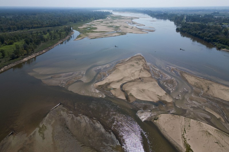 Tampilan dari drone memperlihatkan gosong pasir yang muncul di permukaan Sungai Vistula dekat Jozefow&mdash;di pinggiran Warsawa, Polandia, pada 4 Agustus 2026&mdash;akibat gelombang panas yang menyebabkan penurunan permukaan air sungai di berbagai wilayah negara tersebut. (REUTERS/Kacper Pempel)