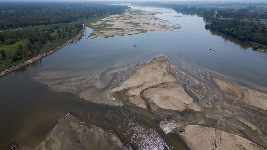 Tampilan dari drone memperlihatkan gosong pasir yang muncul di permukaan Sungai Vistula dekat Jozefow—di pinggiran Warsawa, Polandia, pada 4 Agustus 2026—akibat gelombang panas yang menyebabkan penurunan permukaan air sungai di berbagai wilayah negara tersebut.