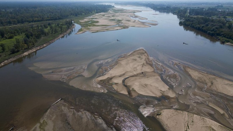 Tampilan dari drone memperlihatkan gosong pasir yang muncul di permukaan Sungai Vistula dekat Jozefow—di pinggiran Warsawa, Polandia, pada 4 Agustus 2026—akibat gelombang panas yang menyebabkan penurunan permukaan air sungai di berbagai wilayah negara tersebut.