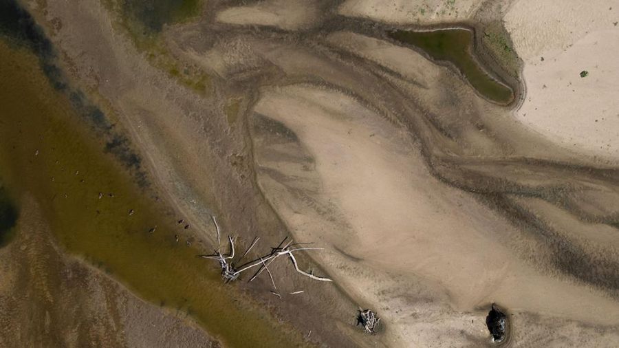 Tampilan dari drone memperlihatkan gosong pasir yang muncul di permukaan Sungai Vistula dekat Jozefow—di pinggiran Warsawa, Polandia, pada 4 Agustus 2026—akibat gelombang panas yang menyebabkan penurunan permukaan air sungai di berbagai wilayah negara tersebut.