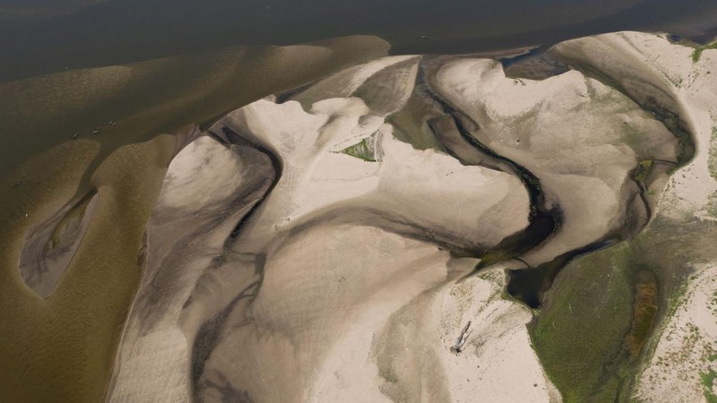 Tampilan dari drone memperlihatkan gosong pasir yang muncul di permukaan Sungai Vistula dekat Jozefow—di pinggiran Warsawa, Polandia, pada 4 Agustus 2026—akibat gelombang panas yang menyebabkan penurunan permukaan air sungai di berbagai wilayah negara tersebut.