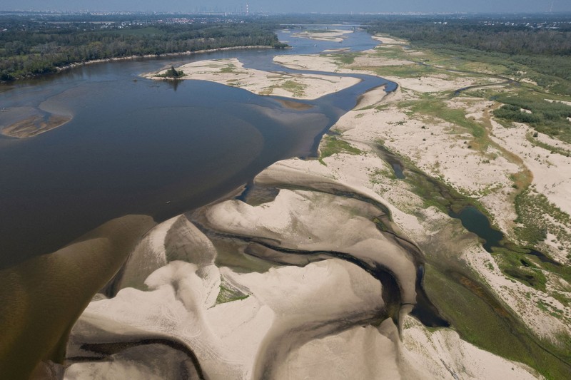 Tampilan dari drone memperlihatkan gosong pasir yang muncul di permukaan Sungai Vistula dekat Jozefow&mdash;di pinggiran Warsawa, Polandia, pada 4 Agustus 2026&mdash;akibat gelombang panas yang menyebabkan penurunan permukaan air sungai di berbagai wilayah negara tersebut. (REUTERS/Kacper Pempel)