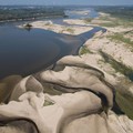 Tampilan dari drone memperlihatkan gosong pasir yang muncul di permukaan Sungai Vistula dekat Jozefow—di pinggiran Warsawa, Polandia, pada 4 Agustus 2026—akibat gelombang panas yang menyebabkan penurunan permukaan air sungai di berbagai wilayah n