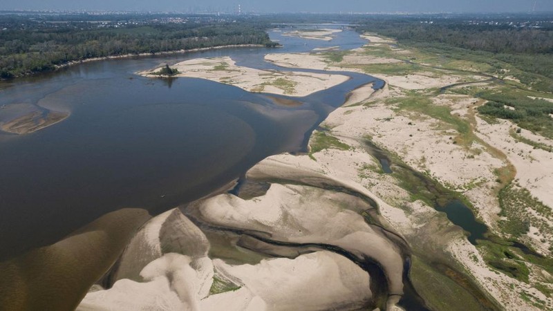 Tampilan dari drone memperlihatkan gosong pasir yang muncul di permukaan Sungai Vistula dekat Jozefow—di pinggiran Warsawa, Polandia, pada 4 Agustus 2026—akibat gelombang panas yang menyebabkan penurunan permukaan air sungai di berbagai wilayah n