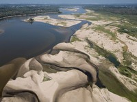 Tampilan dari drone memperlihatkan gosong pasir yang muncul di permukaan Sungai Vistula dekat Jozefow—di pinggiran Warsawa, Polandia, pada 4 Agustus 2026—akibat gelombang panas yang menyebabkan penurunan permukaan air sungai di berbagai wilayah n