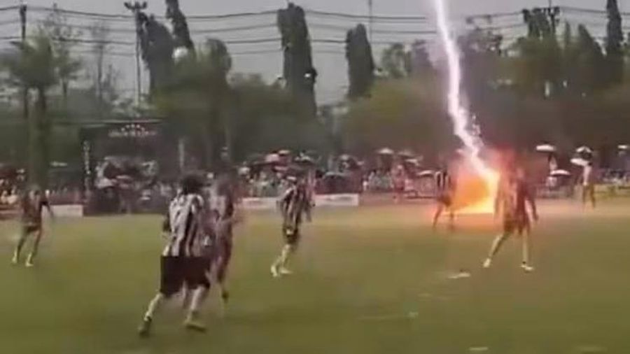 Tangkapan layar dari video viral kejadian di Stadion Santiphap di Sungai Golok, Thailand selatan. (Foto: Facebook/Abdul Basir Chepor)