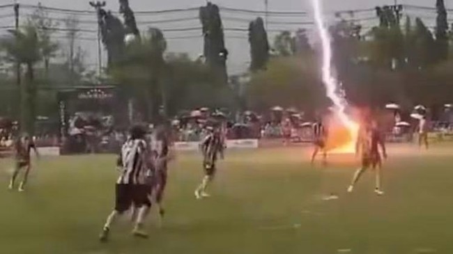 Geger Pemain Bola Tewas Disambar Petir, Laga Berujung Tragedi