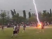 Tangkapan layar dari video viral kejadian di Stadion Santiphap di Sungai Golok, Thailand selatan. (Foto: Facebook/Abdul Basir Chepor)