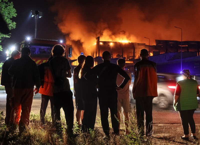 Asap membubung di atas wilayah Kyiv saat serangan rudal Rusia menghantam ibu kota Ukraina dalam gelombang serangan terbaru, Rabu (5/8/2026). (REUTERS/Vladyslav Sodel)