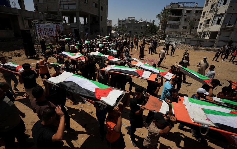 Warga Gaza menggelar pemakaman jenazah 112 anggota satu keluarga besar yang tewas dalam agresi Israel hampir tiga tahun lalu, Selasa (4/8/2026). (via REUTERS/Dawoud Abu Alkas)