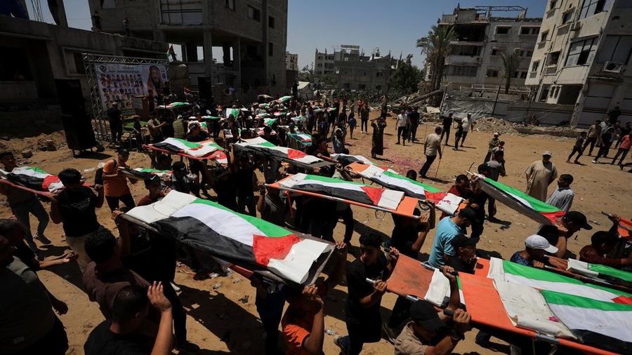 Warga Gaza menggelar pemakaman jenazah 112 anggota satu keluarga besar yang tewas dalam agresi Israel hampir tiga tahun lalu, Selasa (4/8/2026). (via REUTERS/Dawoud Abu Alkas)