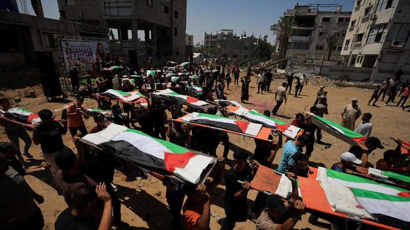 Warga Gaza menggelar pemakaman jenazah 112 anggota satu keluarga besar yang tewas dalam agresi Israel hampir tiga tahun lalu, Selasa (4/8/2026). (via REUTERS/Dawoud Abu Alkas)