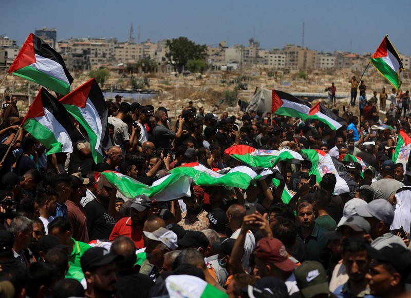 Warga Gaza menggelar pemakaman jenazah 112 anggota satu keluarga besar yang tewas dalam agresi Israel hampir tiga tahun lalu, Selasa (4/8/2026). (via REUTERS/Dawoud Abu Alkas)