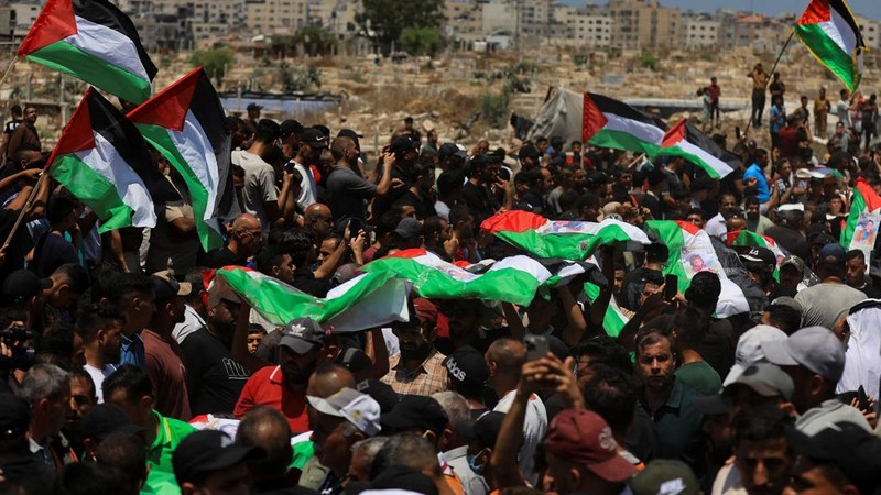 Warga Gaza menggelar pemakaman jenazah 112 anggota satu keluarga besar yang tewas dalam agresi Israel hampir tiga tahun lalu, Selasa (4/8/2026). (via REUTERS/Dawoud Abu Alkas)