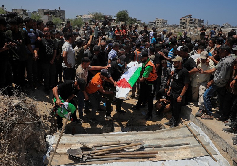 Warga Gaza menggelar pemakaman jenazah 112 anggota satu keluarga besar yang tewas dalam agresi Israel hampir tiga tahun lalu, Selasa (4/8/2026). (via REUTERS/Dawoud Abu Alkas)